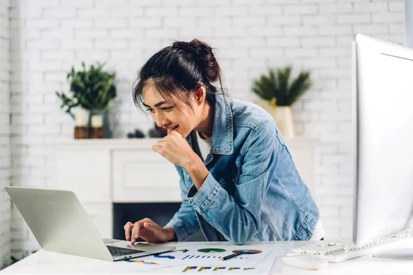 Jonge Lachende Aziatische Vrouw Met Behulp Van Laptop Computer Werken — Stockfoto