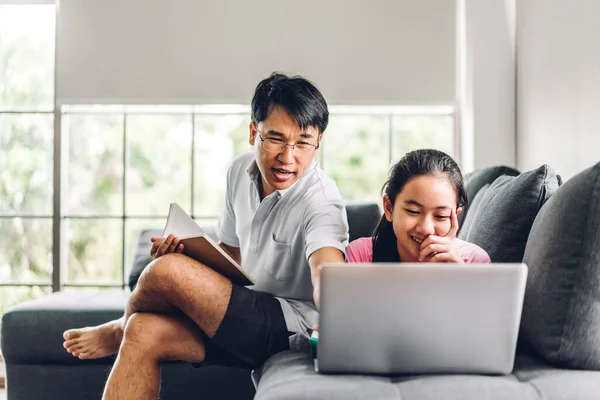 Padre Bambino Asiatico Bambina Apprendimento Guardando Computer Portatile Fare Compiti — Foto Stock