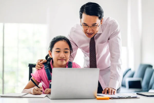 Padre Bambino Asiatico Bambina Apprendimento Guardando Computer Portatile Fare Compiti — Foto Stock