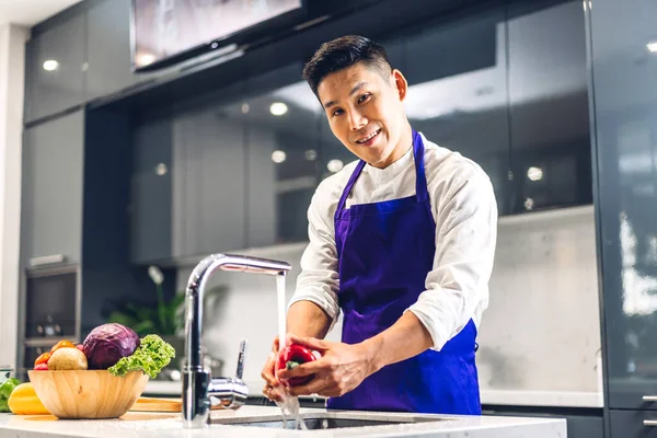 Gülümseyen Profesyonel Asyalı Şef Portresi Yemek Pişiriyor Salata Hazırlıyor Lokantanın — Stok fotoğraf