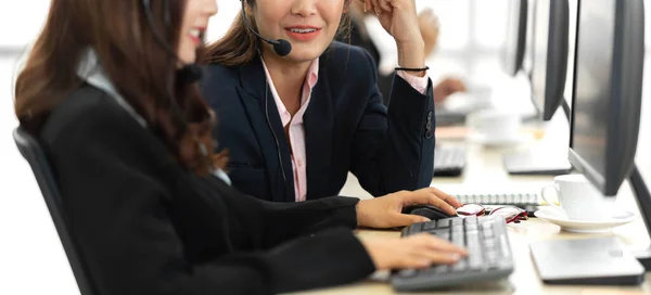 Grupo Feliz Asiático Sonriente Call Center Operador Negocios Atención Cliente — Foto de Stock