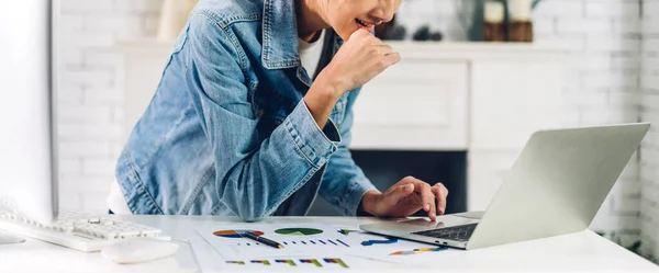 Jonge Lachende Aziatische Vrouw Met Behulp Van Laptop Computer Werken — Stockfoto