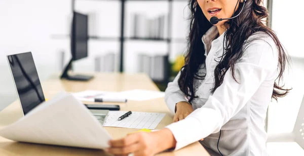 Schöne Glückliche Call Center Lächelnde Geschäftsfrau Betreiber Kundenbetreuung Konsultieren Telefondienste — Stockfoto