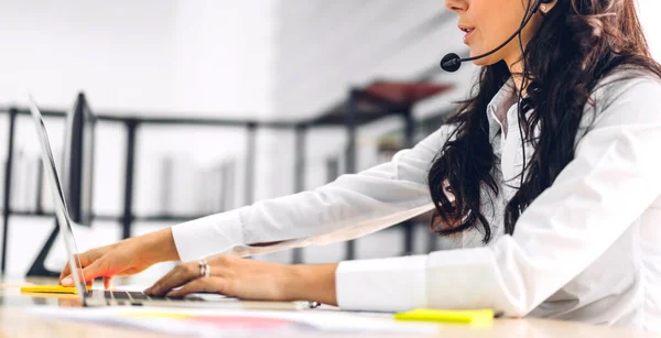 Schöne Glückliche Call Center Lächelnde Geschäftsfrau Betreiber Kundenbetreuung Konsultieren Telefondienste — Stockfoto