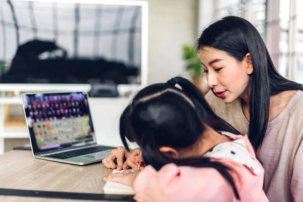 Mother Asian Kid Little Girl Learning Looking Laptop Computer Making — Stock Photo, Image