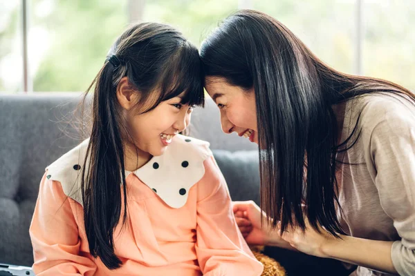 幸せな愛の肖像アジアの家族の母親と小さなアジアの女の子子供笑顔と楽しい遊びでかわいい子供の娘の瞬間楽しい時間 — ストック写真