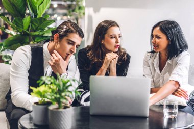 Proje ile fikirleri paylaşmayı tartışan bir grup profesyonel iş adamı. Yeşil santral terasında dizüstü bilgisayarla çalışan yaratıcı iş adamları modern çalışma odalarını dekore ettiler.