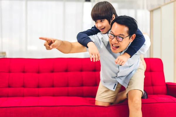 Retrato Disfrutar Feliz Amor Asiático Familia Padre Llevar Poco Asiático — Foto de Stock