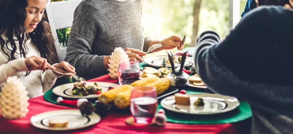 楽しいお昼ご飯を食べながら家族みんなで楽しい時間を過ごす家族の姿 — ストック写真