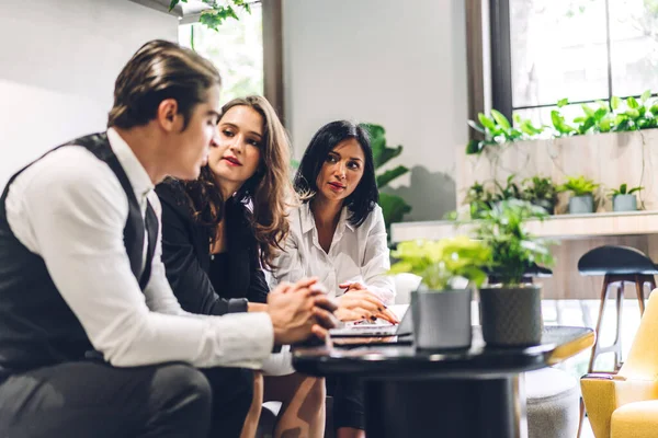 Grupo Negocios Profesionales Discutiendo Estrategia Reuniones Compartiendo Ideas Pensamientos Con —  Fotos de Stock