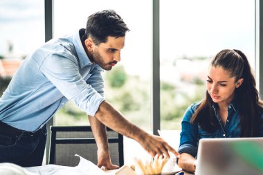 Profesyonel iş toplantıları ve yeni başlangıç projesiyle strateji tartışmaları. Yaratıcı iş adamları modern çalışma ortamında belge raporlarıyla plan yapıyor ve beyin fırtınası yapıyorlar. Takım çalışması kavramı.