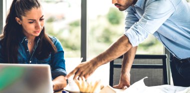 Profesyonel iş toplantıları ve yeni başlangıç projesiyle strateji tartışmaları. Yaratıcı iş adamları modern çalışma ortamında belge raporlarıyla plan yapıyor ve beyin fırtınası yapıyorlar. Takım çalışması kavramı.