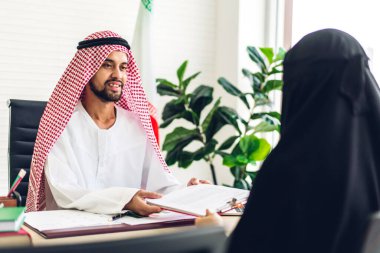 Dizüstü bilgisayarla çalışan iki Arap iş adamının başarısı. Modern ofiste planlama ve beyin fırtınası yapan yaratıcı Arap insanları. Takım çalışması kavramı.