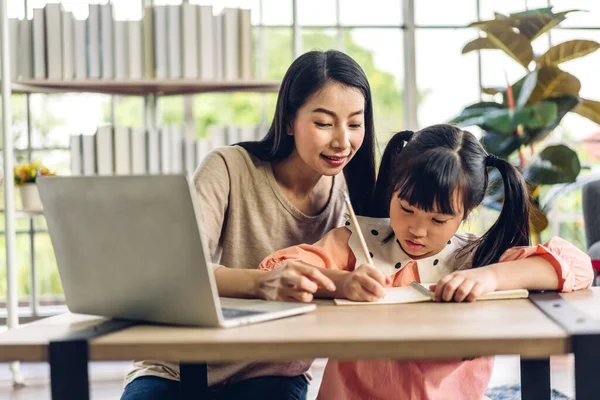 母とアジアの子供の女の子は オンライン教育Eラーニングシステムで知識を勉強宿題を作るラップトップコンピュータを学び 見ています — ストック写真
