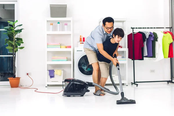 Vater Lehrt Asiatisches Kind Kleiner Junge Sohn Spaß Dabei Hausarbeit — Stockfoto