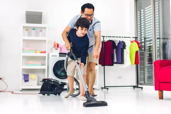 Vater Lehrt Asiatisches Kind Kleiner Junge Sohn Spaß Dabei Hausarbeit — Stockfoto