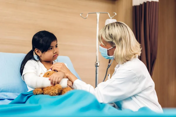 Kadın Doktor Servisi Küçük Kız Hastayla Konuşma Danışmanlık Konusunda Yardımcı — Stok fotoğraf