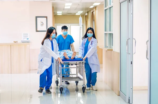 Grupo Profissionais Equipe Médica Assistente Com Estetoscópio Uniforme Levando Paciente — Fotografia de Stock