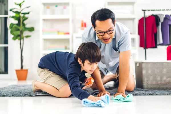 Far Undervisar Asiatisk Liten Pojke Son Använda Desinfektionsmedel Sprayflaska Rengöring — Stockfoto