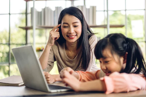Madre Bambina Asiatica Bambina Che Impara Guarda Computer Portatile Facendo — Foto Stock