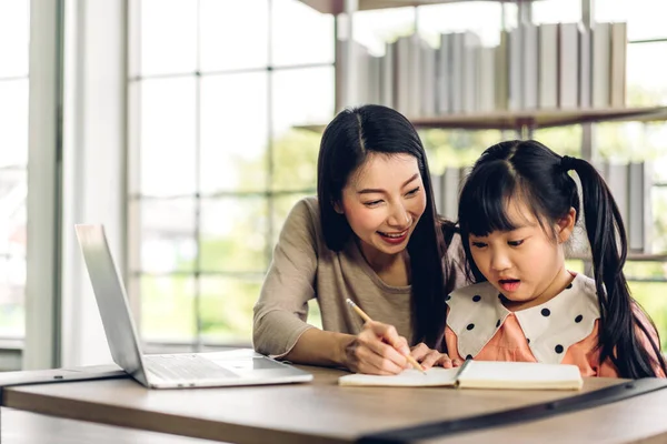 Mother Asian Kid Little Girl Learning Looking Laptop Computer Making — Stock Photo, Image