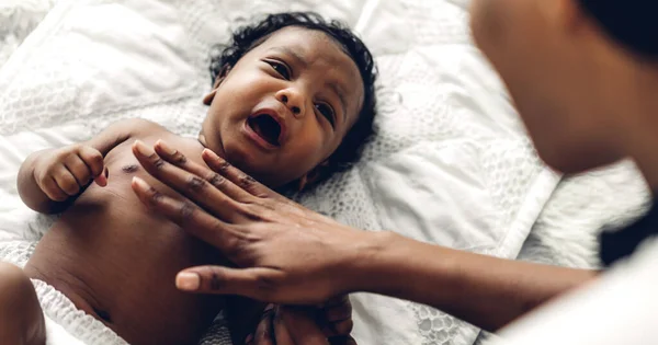 Retrato Desfrutar Amor Feliz Família Afro Americana Mãe Brincando Com — Fotografia de Stock