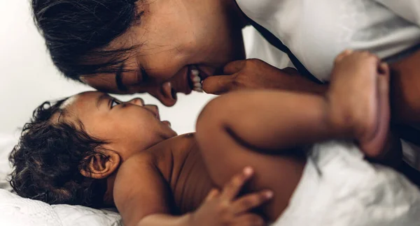 Retrato Desfrutar Amor Feliz Família Afro Americana Mãe Brincando Com — Fotografia de Stock