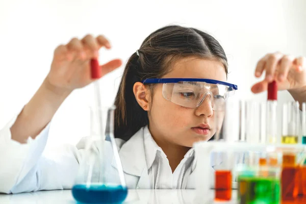 Menina Bonito Estudante Criança Aprendendo Pesquisa Fazer Experimento Químico Fazer — Fotografia de Stock