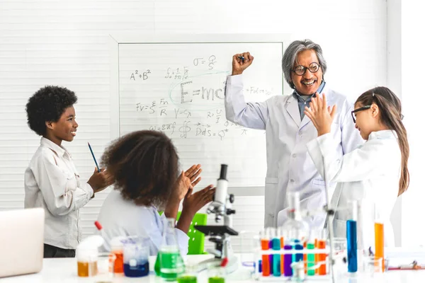 Group Teenage Students Learning Teacher Doing Chemical Experiment Holding Test — Stock Photo, Image