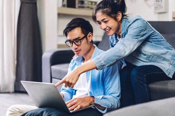 Joven Pareja Asiática Relajante Usando Ordenador Portátil Trabajo Video Conferencia — Foto de Stock