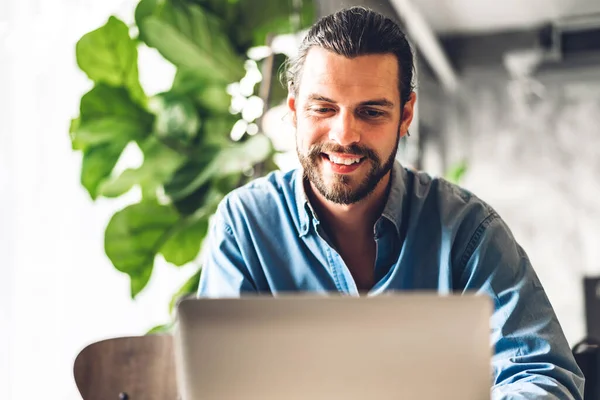 Guapo Barbudo Hipster Hombre Uso Mirando Ordenador Portátil Con Café — Foto de Stock