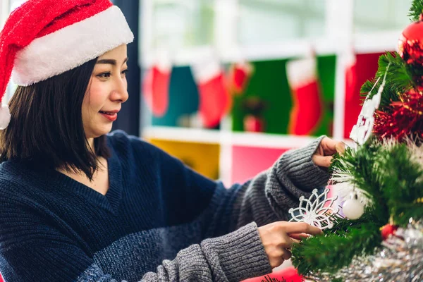 Asia Woman Santa Hats Smiling While Celebrating New Year Eve — Stock Photo, Image