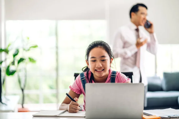 Ragazzina Della Scuola Che Impara Che Guarda Computer Portatile Che — Foto Stock