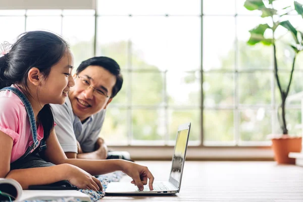 Padre Bambino Asiatico Bambina Apprendimento Guardando Computer Portatile Fare Compiti — Foto Stock