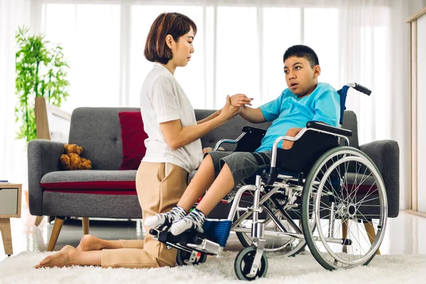 Portret Azjatyckiego Fizjoterapeuty Opiekuna Pomagającego Bawiącego Się Specjalnym Niepełnosprawnym Problemem — Zdjęcie stockowe
