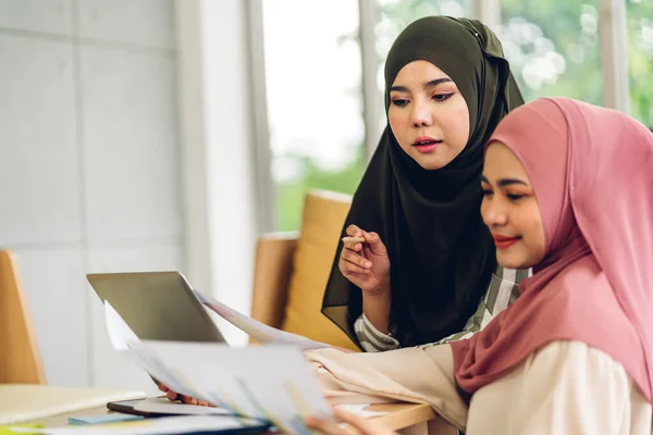 Genç Iki Müslüman Kadın Evdeki Arkadaşlarıyla Bilgisayarlı Bilgisayar Çalışması Görüntülü — Stok fotoğraf