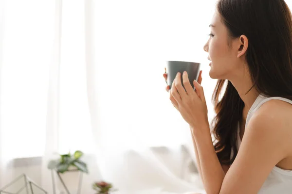 Retrato Sonriente Alegre Hermosa Hermosa Mujer Asiática Relajante Beber Mirando —  Fotos de Stock