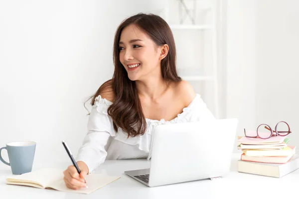 Portrait Smiling Happy Beautiful Asian Woman Relaxing Using Technology Laptop — Stock Photo, Image