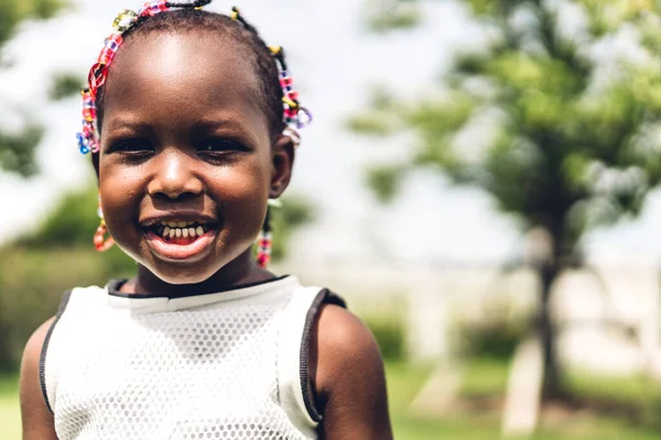 Πορτρέτο Του Χαρούμενου Χαμογελαστού Κοριτσιού Από Την Αφρική Στο Πάρκο — Φωτογραφία Αρχείου