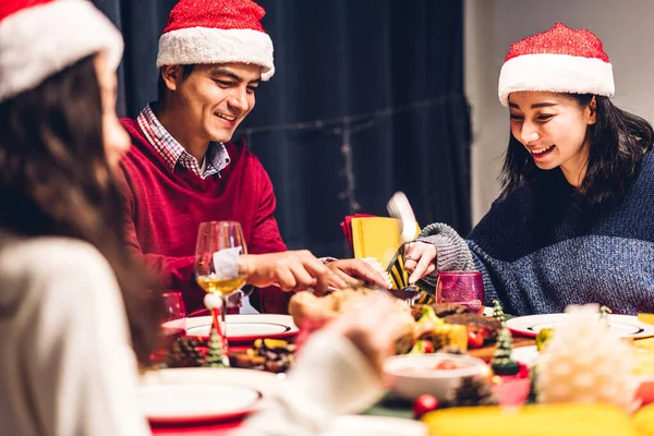 楽しい時間とランチを一緒に楽しむサンタの帽子を祝う幸せな大家族の肖像家でクリスマスの時間に一緒に過ごす — ストック写真