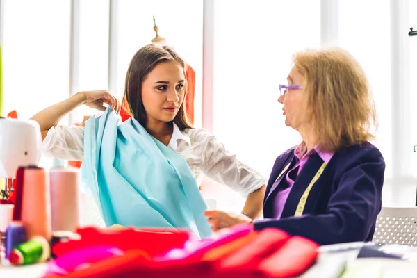 Retrato Mujer Diseñadora Moda Elegante Sentado Trabajando Con Muestras Color —  Fotos de Stock