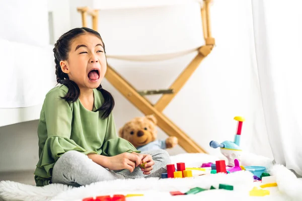 Liten Söt Flicka Njuta När Spelar Träklossar Leksaker Bordet Hemma — Stockfoto