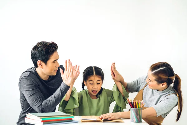 Portrait Genießen Glücklich Lächelnde Liebe Asiatischen Familienvater Und Mutter Mit — Stockfoto