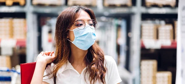 Coronavirus Yüzünden Karantinada Olan Genç Güzel Asyalı Bir Kadın Cerrahi — Stok fotoğraf