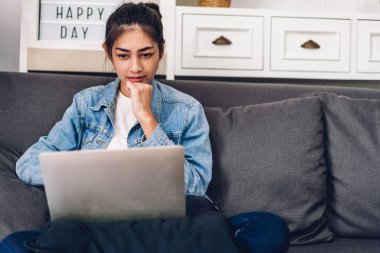 Kadın konuşması, dizüstü bilgisayarın çalışması ve evdeki iş arkadaşlarıyla çevrimiçi video konferansı kullanarak konuşuyor. Yaratıcı kadın, ev konseptinden iş ekibiyle görüntülü konuşma görüşmesi yapıyor.