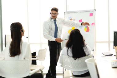 Profesyonel iş toplantıları ve yeni başlangıç projesiyle strateji tartışmaları. Modern ofiste dizüstü bilgisayarla yaratıcı iş adamları planlama ve beyin fırtınası. Takım çalışması kavramı