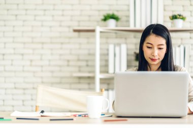 Kadın konuşması, dizüstü bilgisayarın çalışması ve evdeki iş arkadaşlarıyla çevrimiçi video konferansı kullanarak konuşuyor. Yaratıcı kadın, ev konseptinden iş ekibiyle görüntülü konuşma görüşmesi yapıyor.