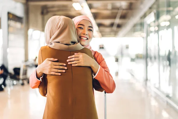 Portrait Femme Musulmane Heureuse Arabique Deux Amis Avec Robe Hijab — Photo