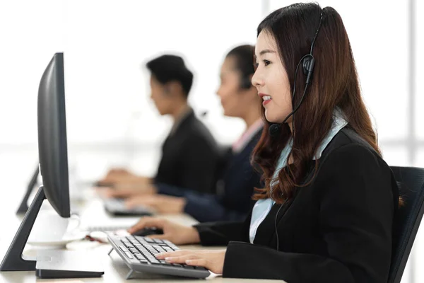 Grupo Feliz Asiático Sonriente Call Center Operador Negocios Atención Cliente — Foto de Stock