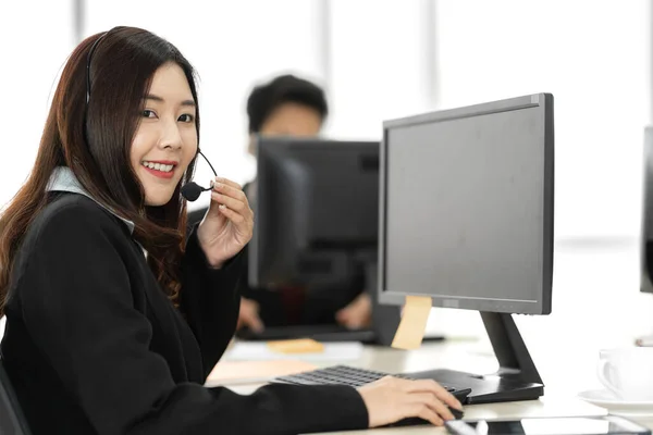 Hermosa Feliz Call Center Sonriendo Asiático Mujer Negocios Operador Atención —  Fotos de Stock